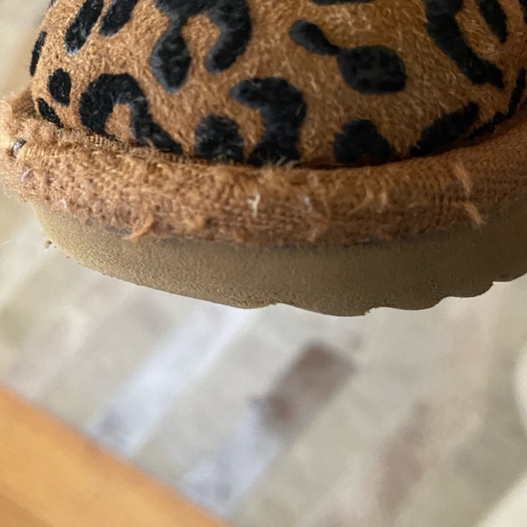 UGG Toddler Girls Bailey Leopard Boots. Gently used. Very clean size 6 - Picture 13 of 16